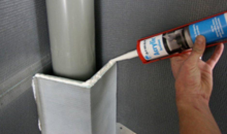 Пластиковый короб для труб в ванной