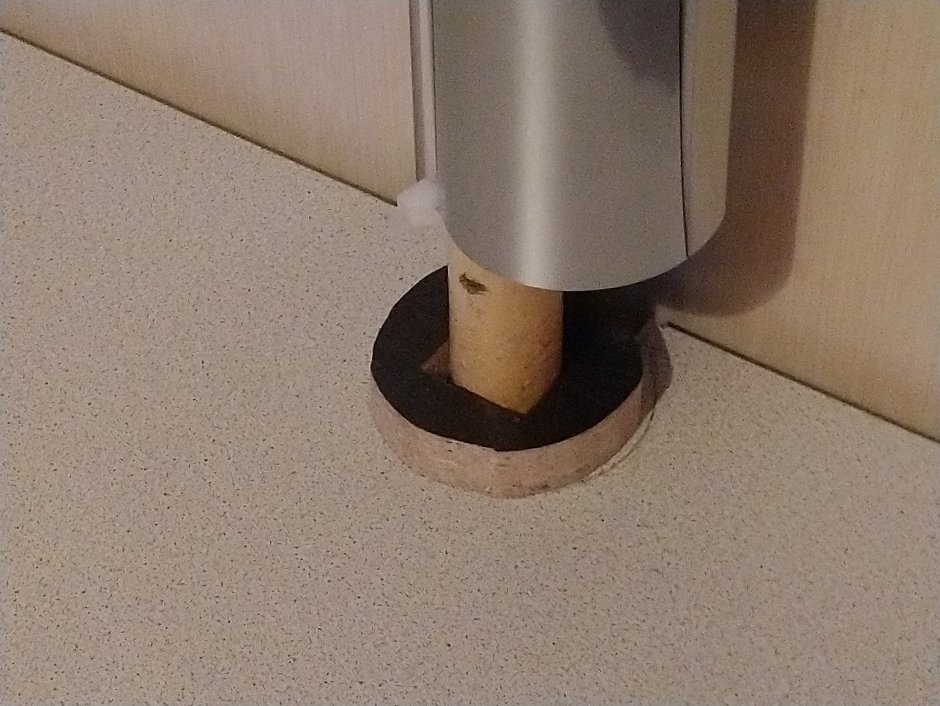 Декоративная накладка на газовую трубу на кухне