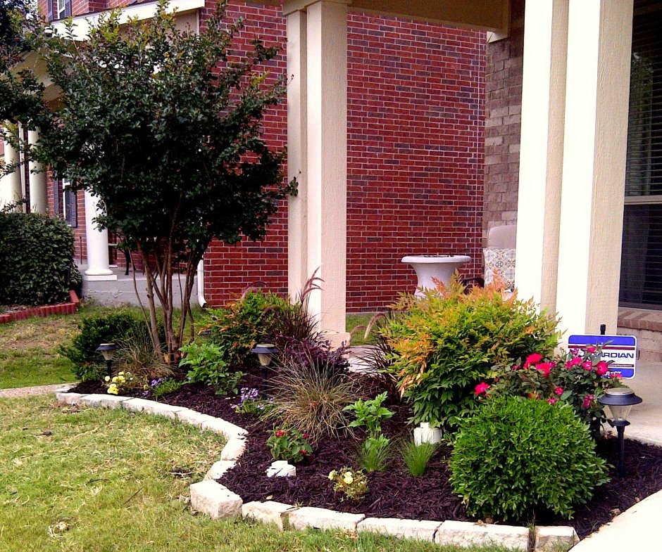 Красивый палисадник перед домом