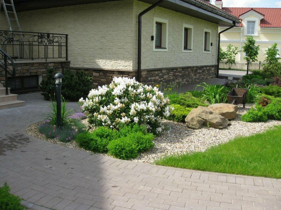 Цветник в загородном доме