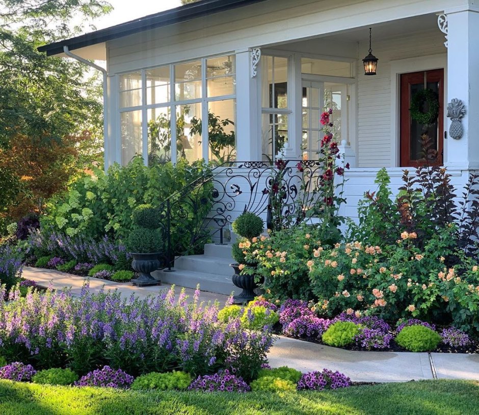 Маленький цветник перед домом