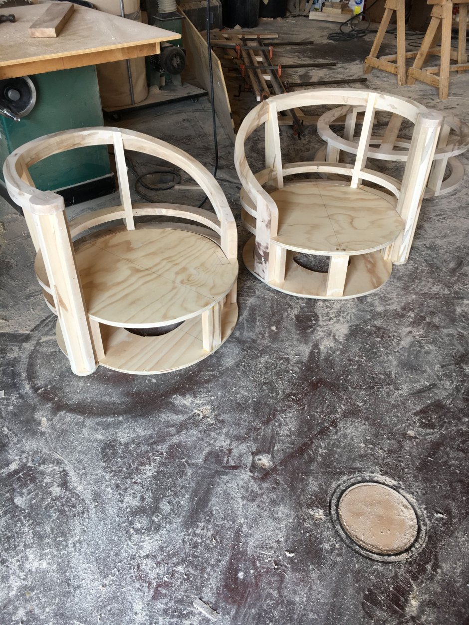 Круглое деревянное кресло