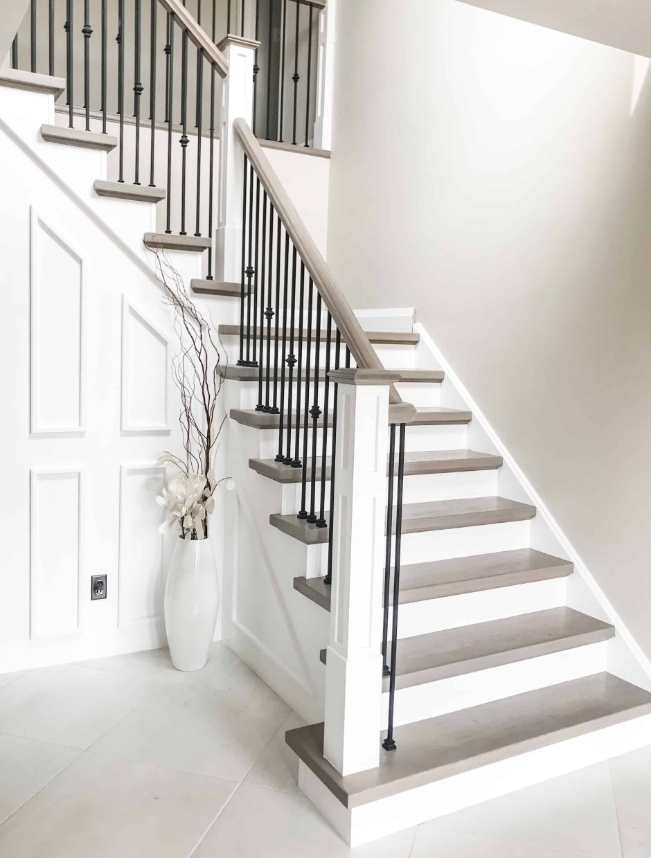 Белая деревянная лестница