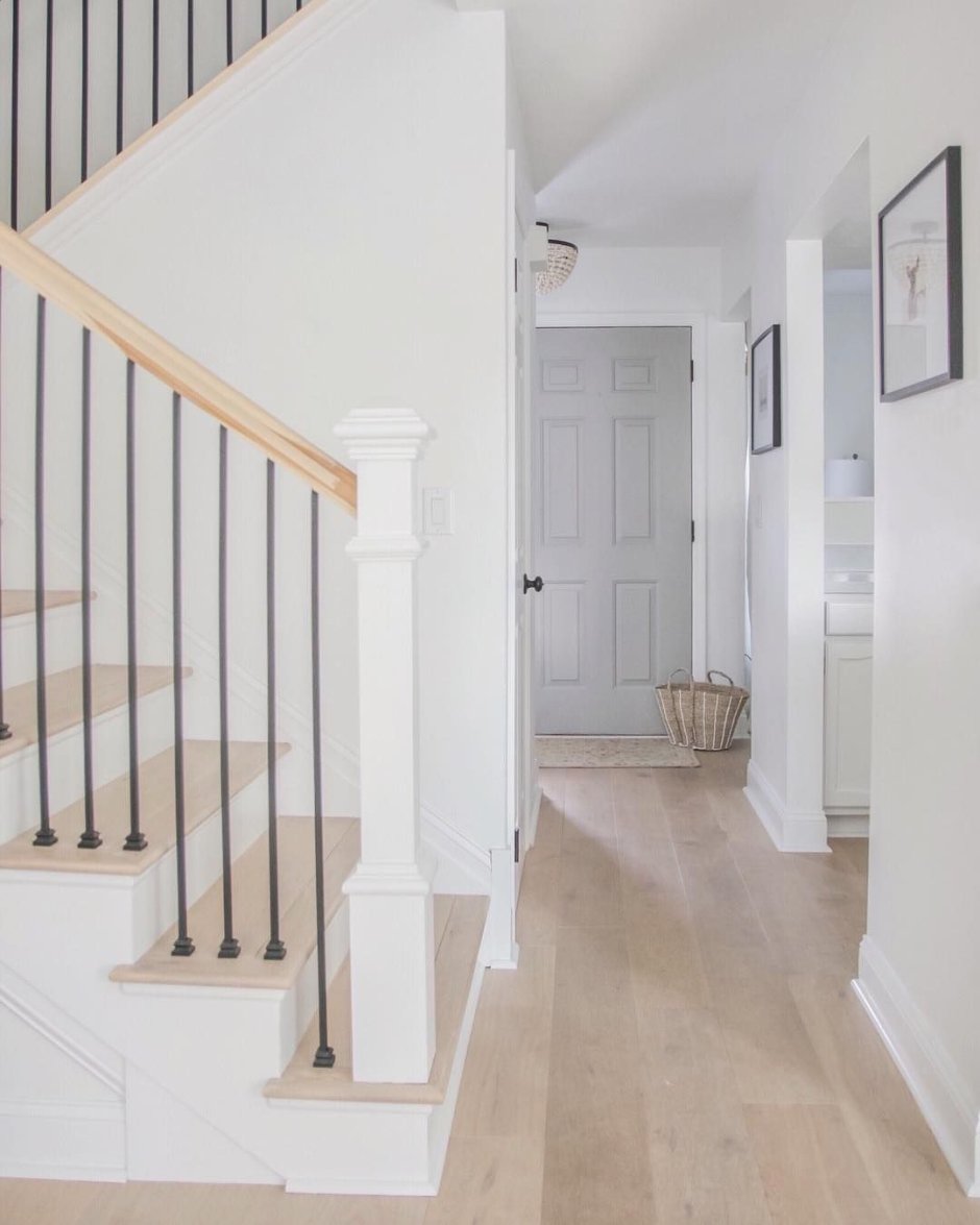 Белая лестница серый пол