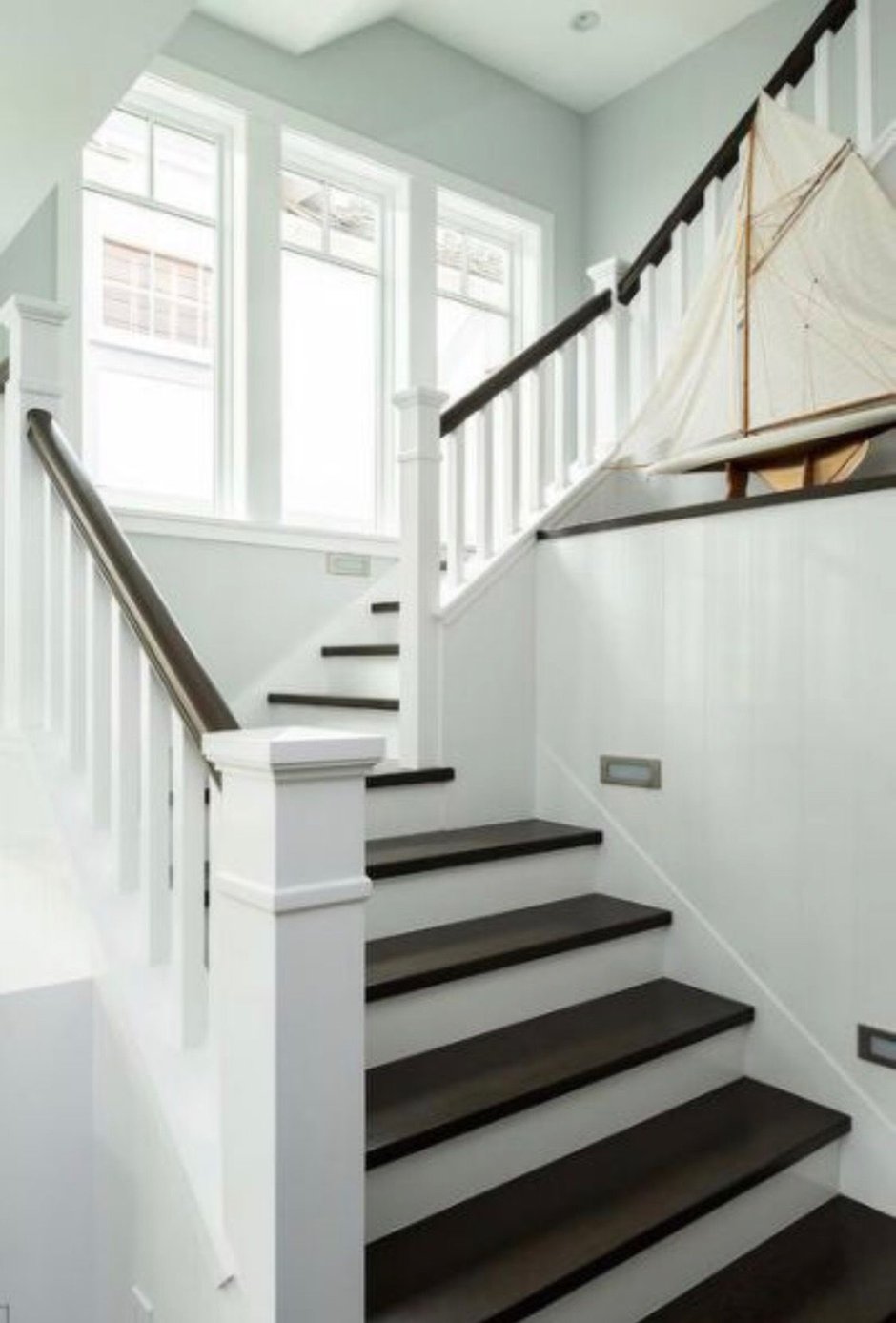 Белая закрытая лестница