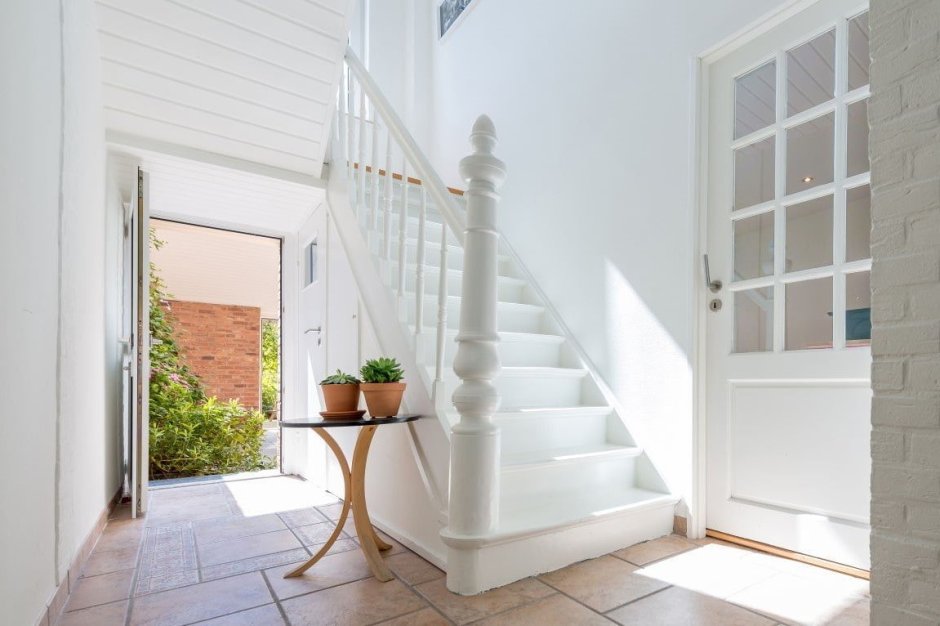 Белая лестница