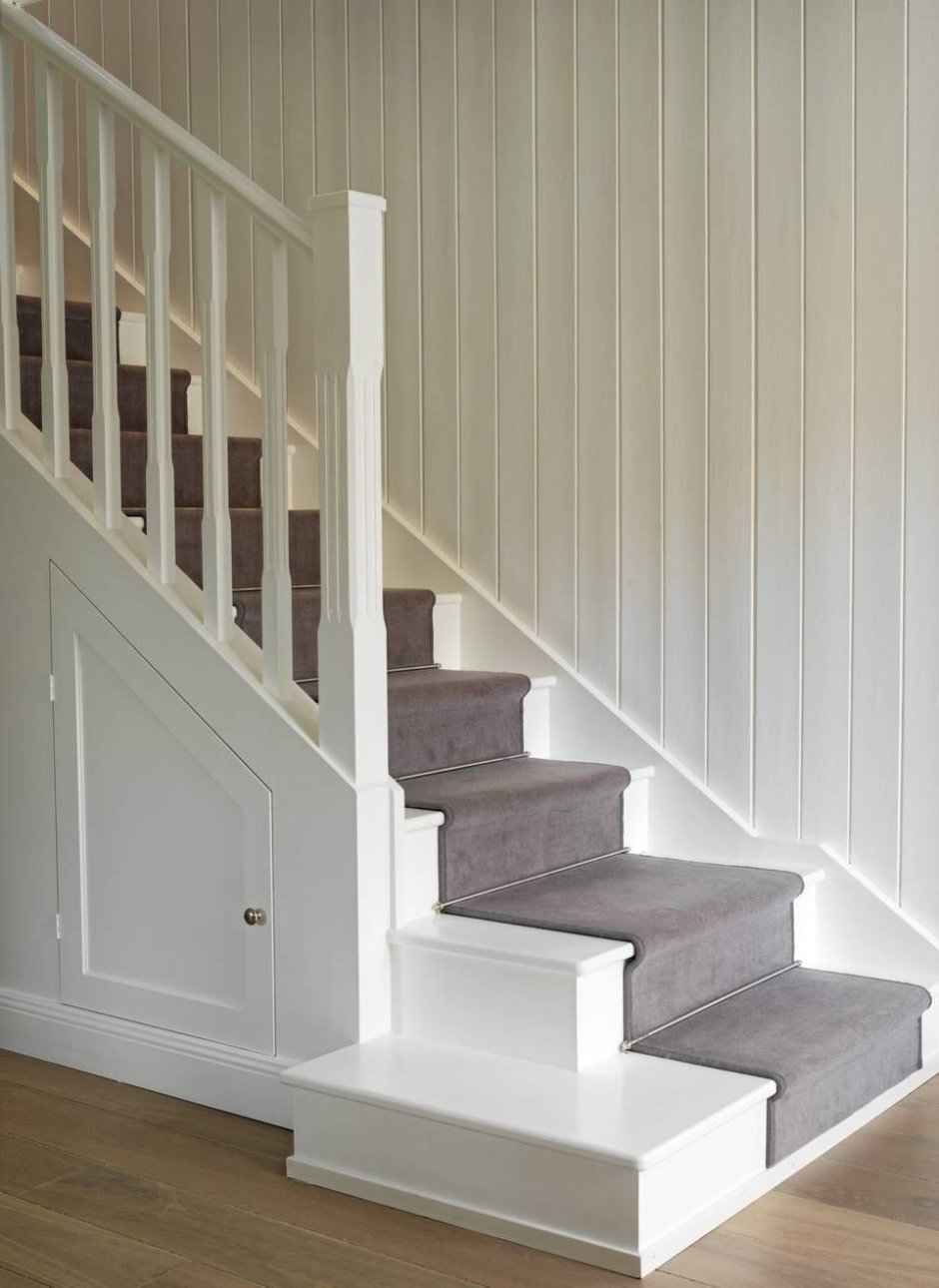 Лестница белая с деревом