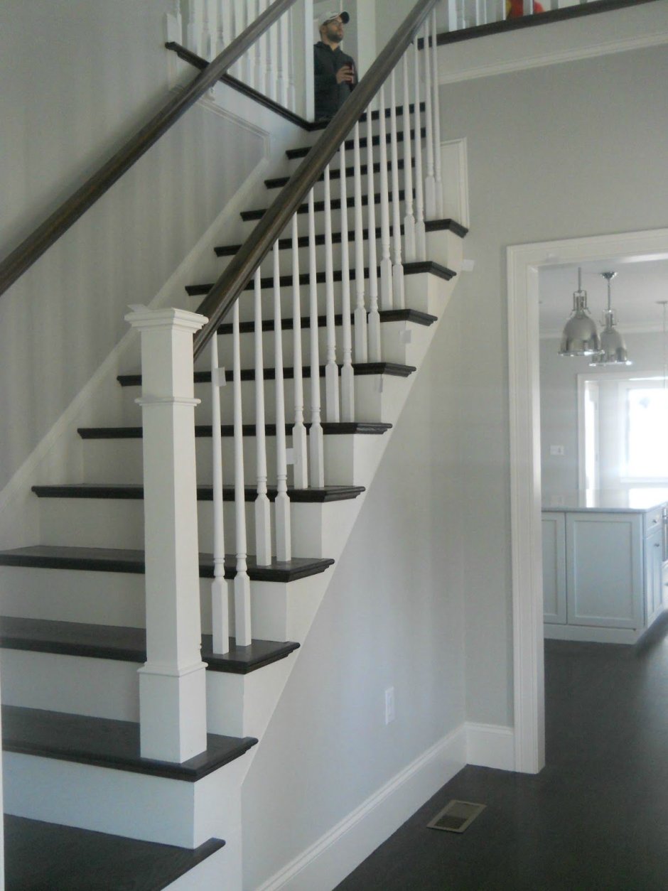 Лестница белая с серыми ступенями