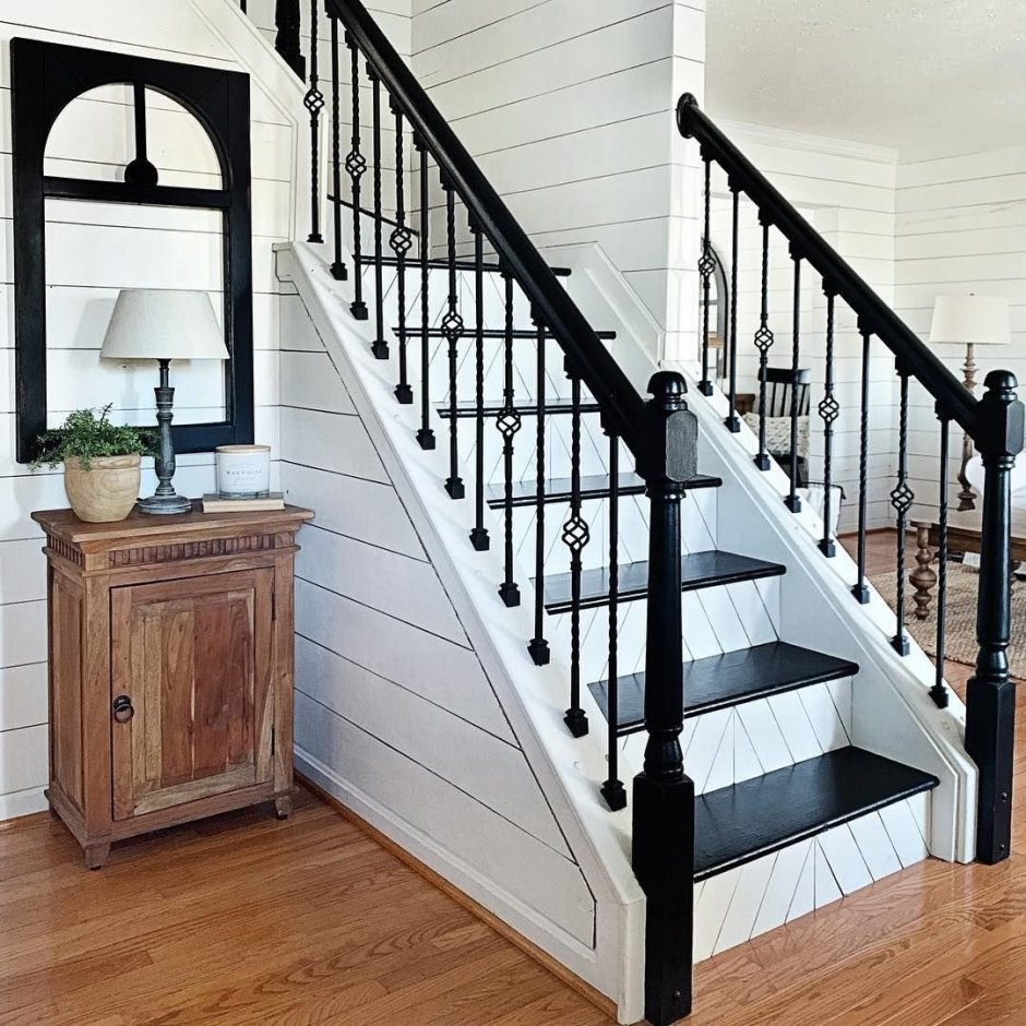 Белая деревянная лестница