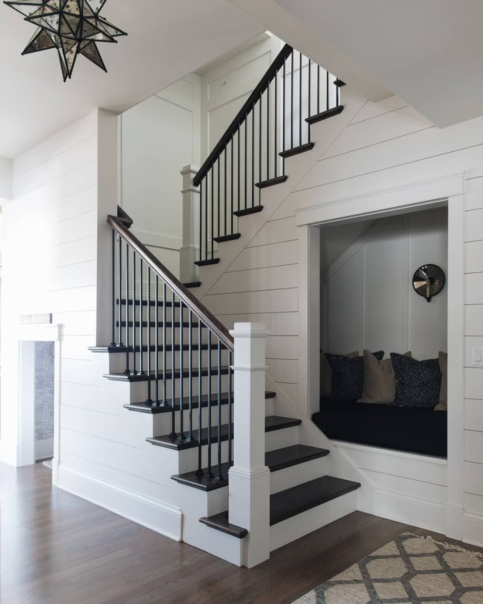 Черно белая лестница