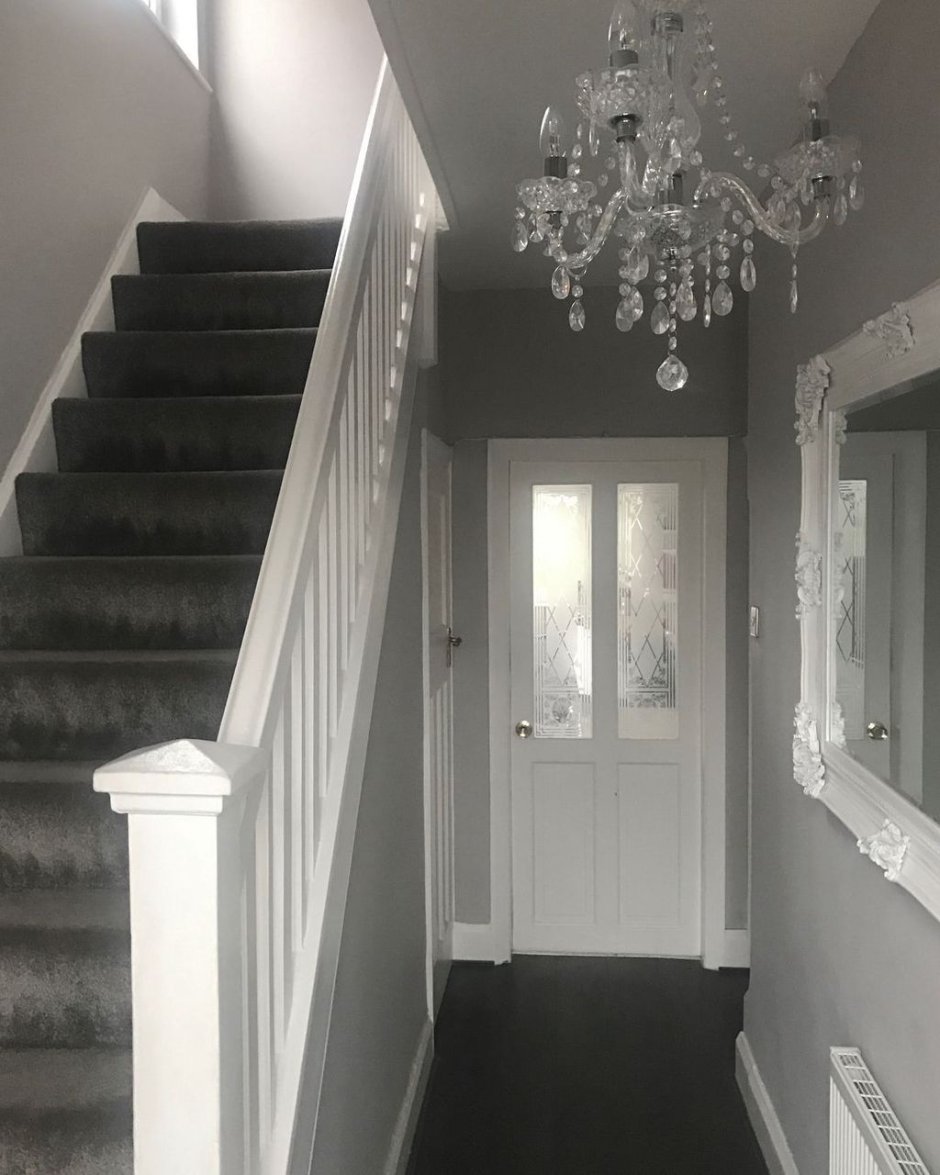 Прихожая с лестницей в серых тонах