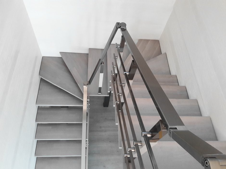 Лестница из металла серая