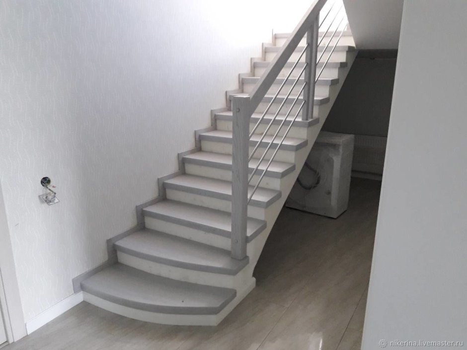 Лестница с серыми ступенями