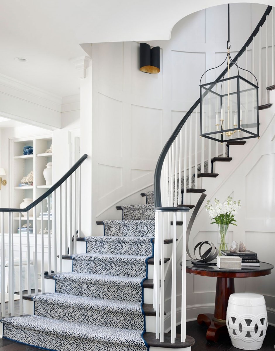 Дизайнерская лестница в доме в сером цвете