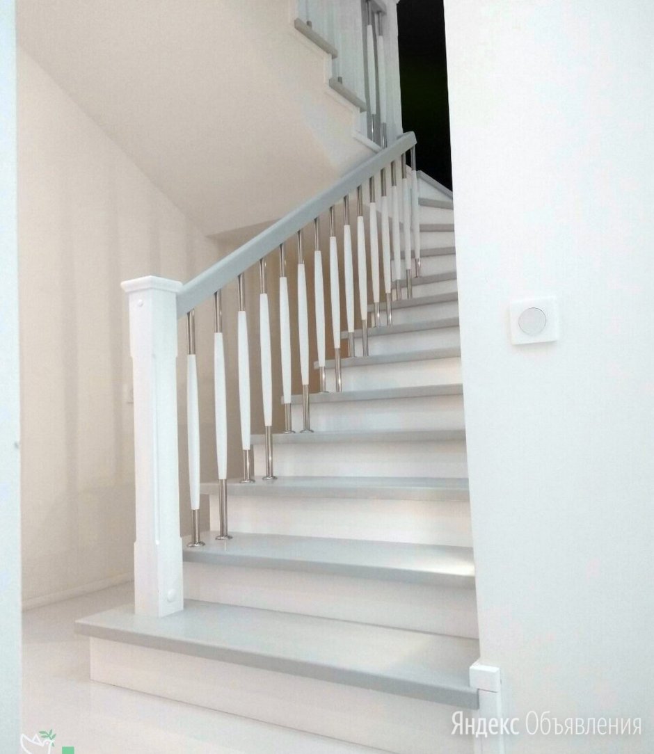 Белая деревянная лестница