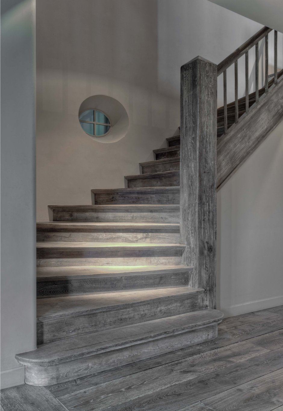 Серая лестница в доме