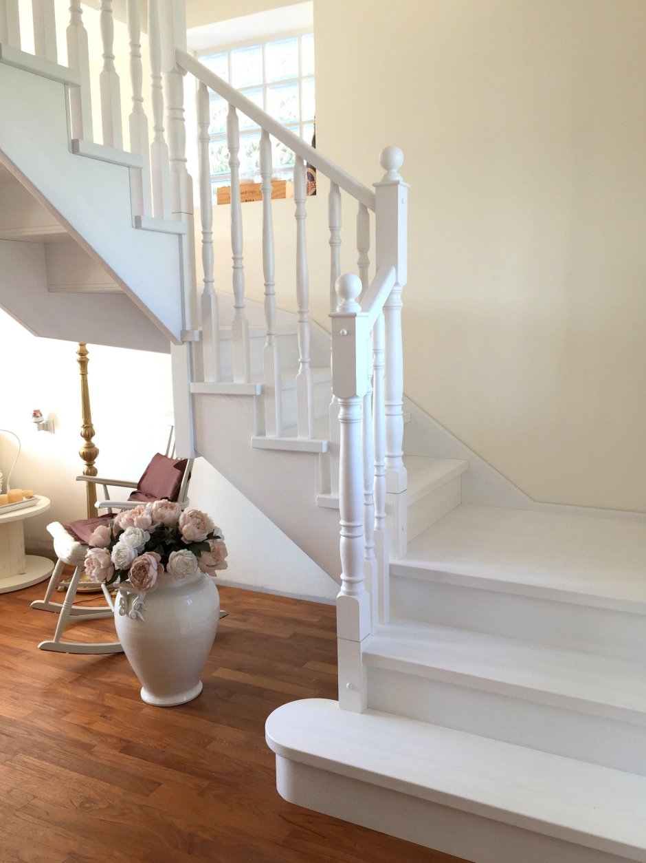 Белая лестница с серыми ступенями