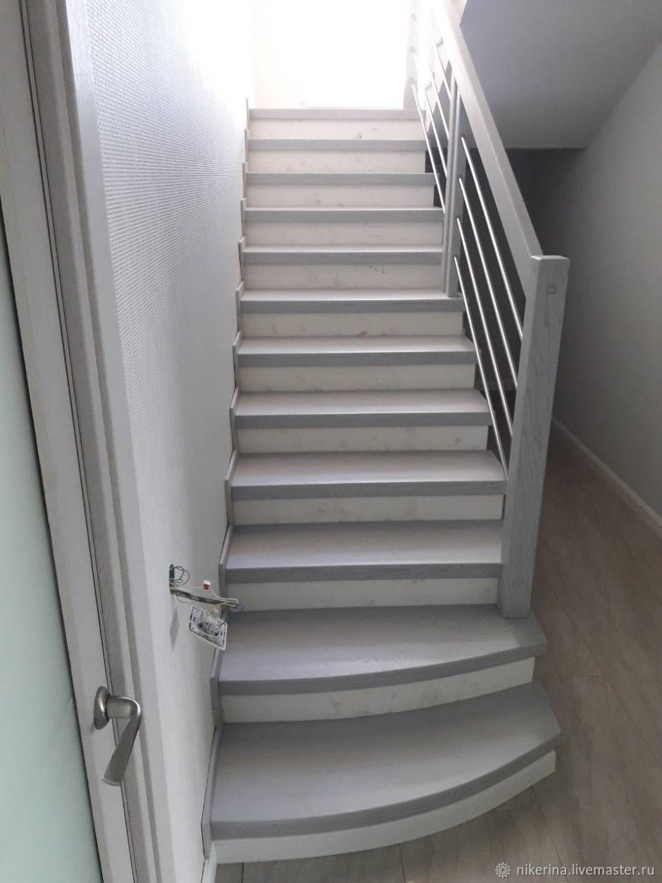 Белая лестница