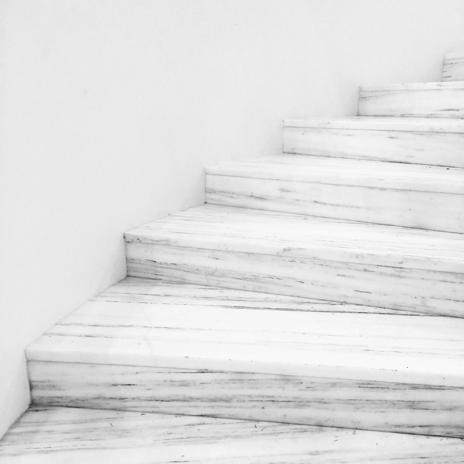 Белые ступеньки