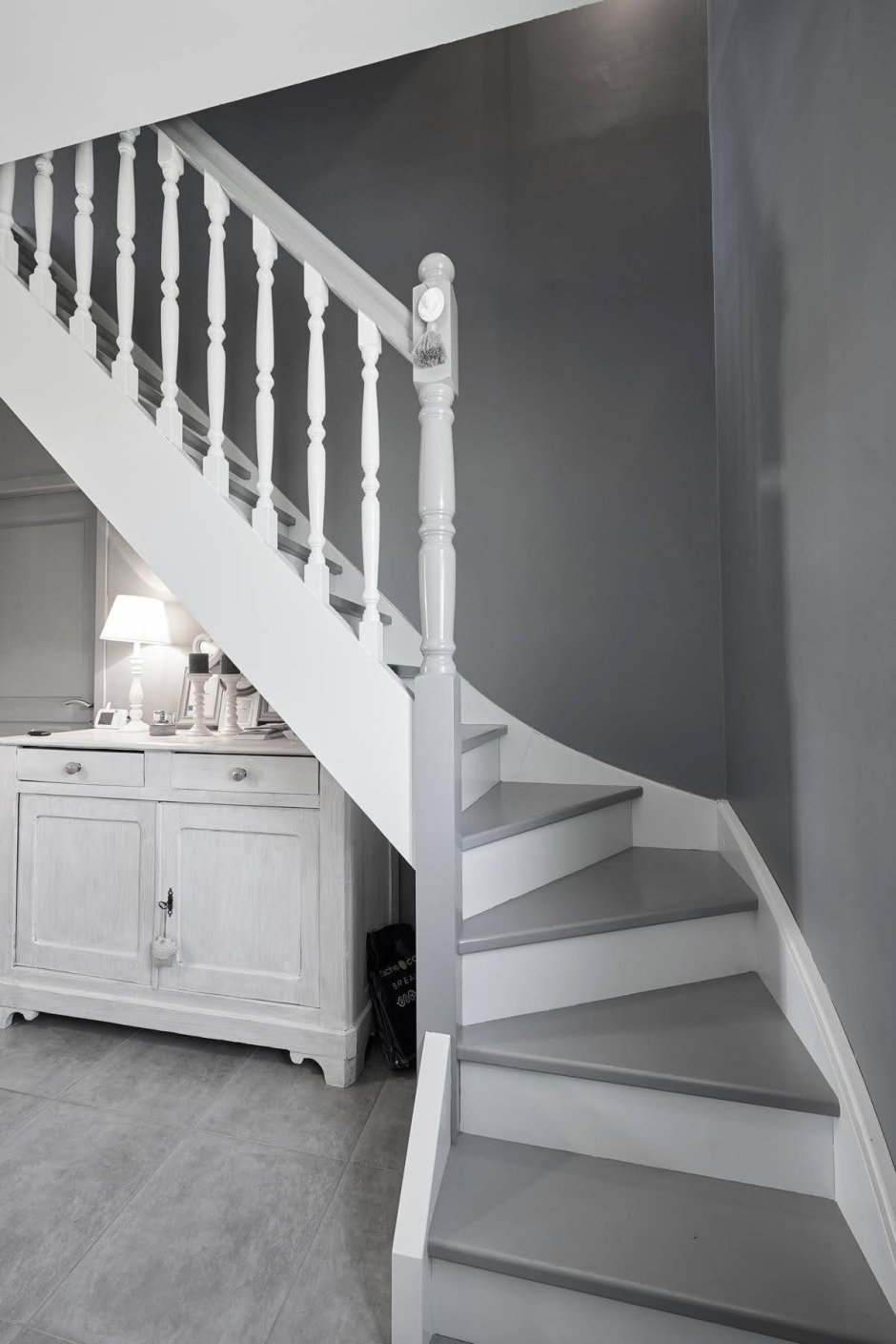 Лестница белая с коричневым