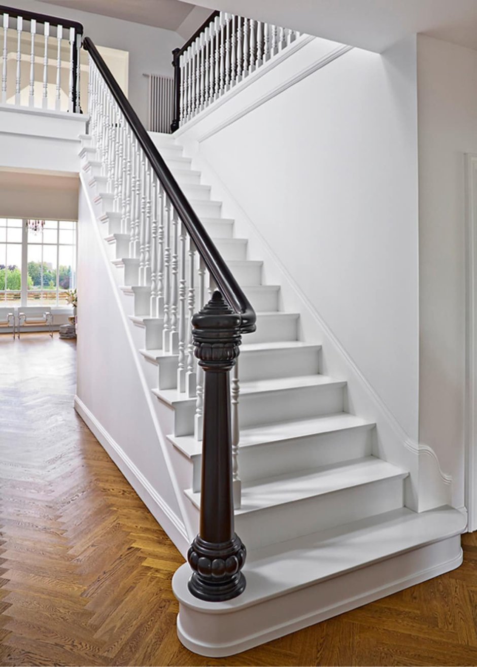 Белая деревянная лестница