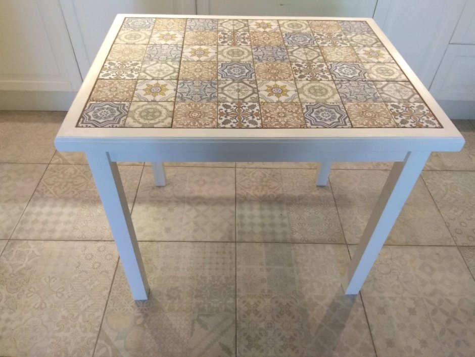 Круглый стол с мозаикой из плитки