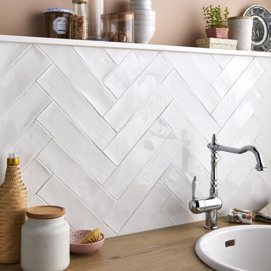 Фартук для кухни из плитки елочкой