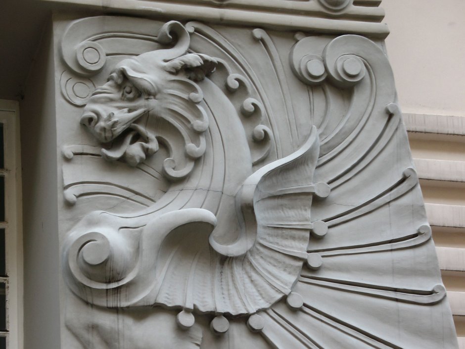 Барельеф на фасаде здания