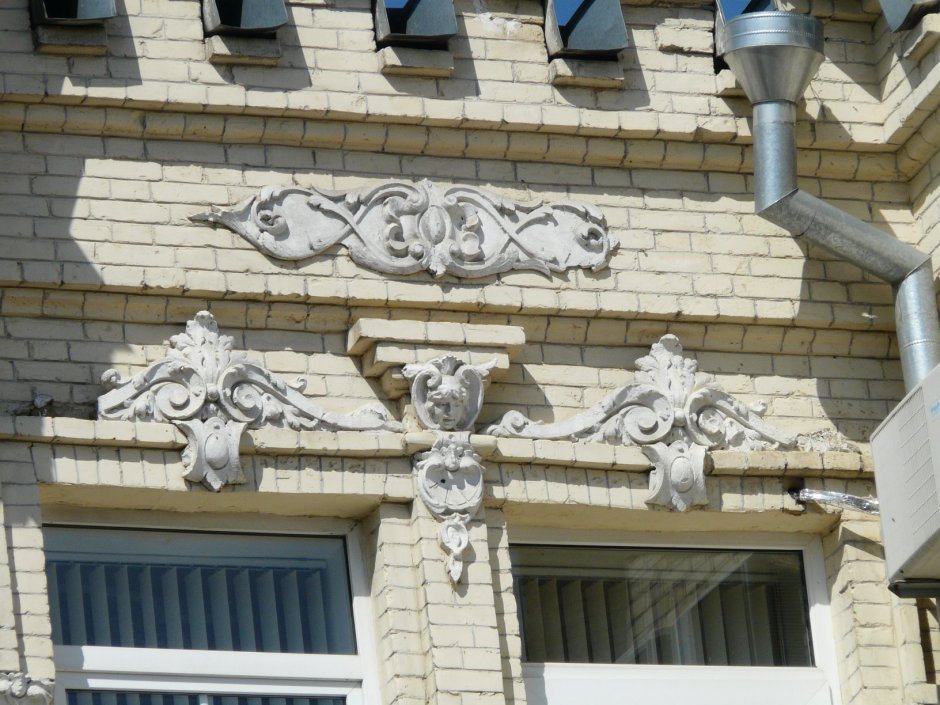 Лепные розетки на фасадах домов