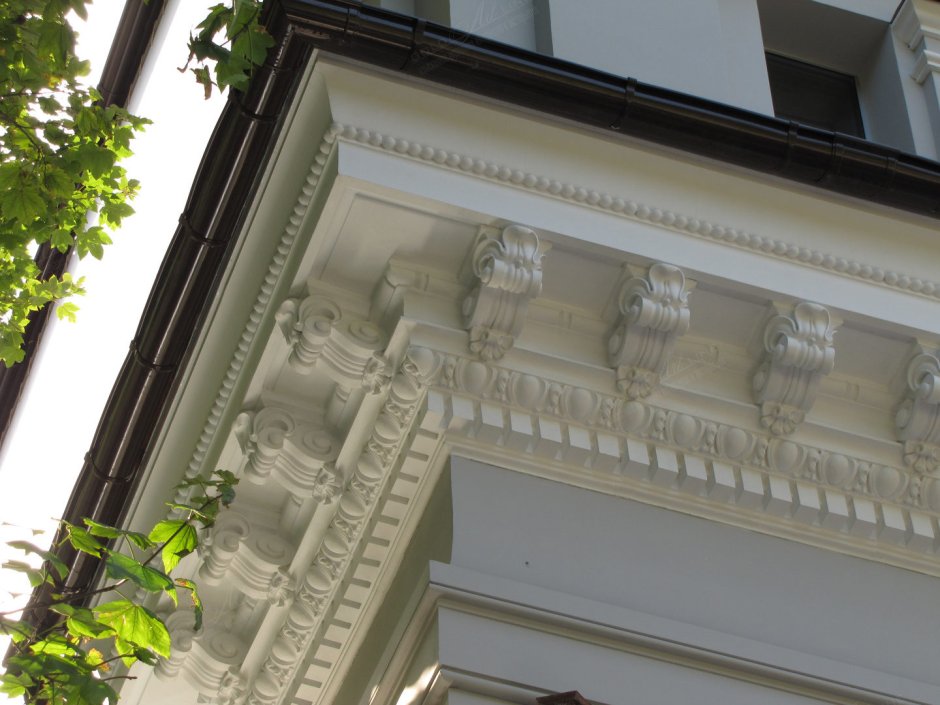 Карниз фасада в архитектуре