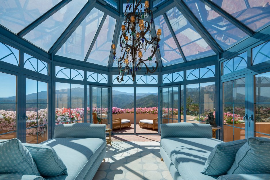 Оранжерея со стеклянной крышей