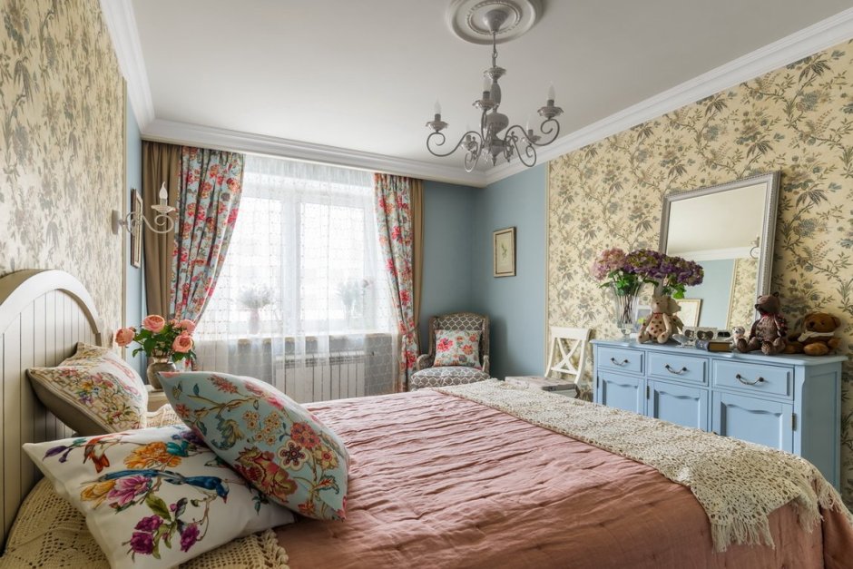 Интерьер спальни в цветочном стиле