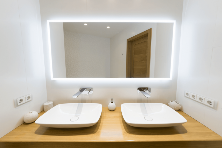 Розетка над раковиной в ванной