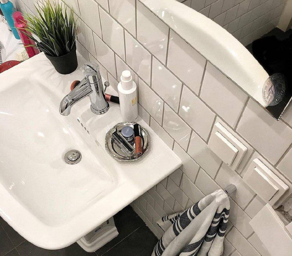 Монтаж умывальника на зеркальную стену