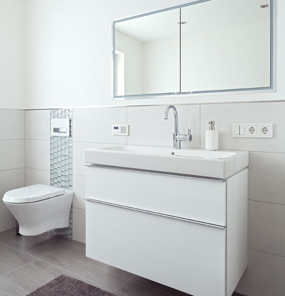 Розетка над раковиной в ванной