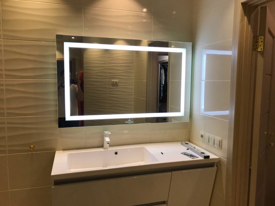 Зеркало в ванную с подсветкой и розеткой