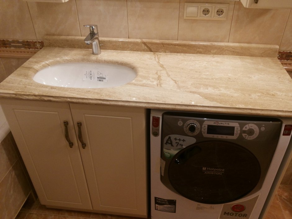 Умывальник возле ванной