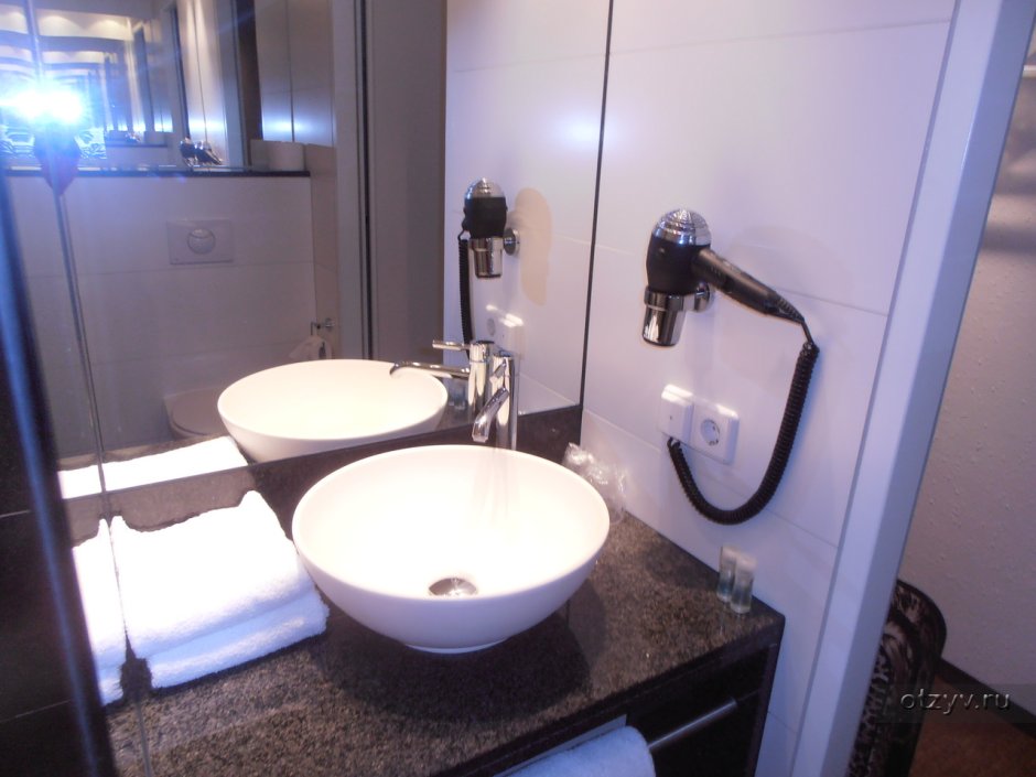 Розетка над раковиной в ванной