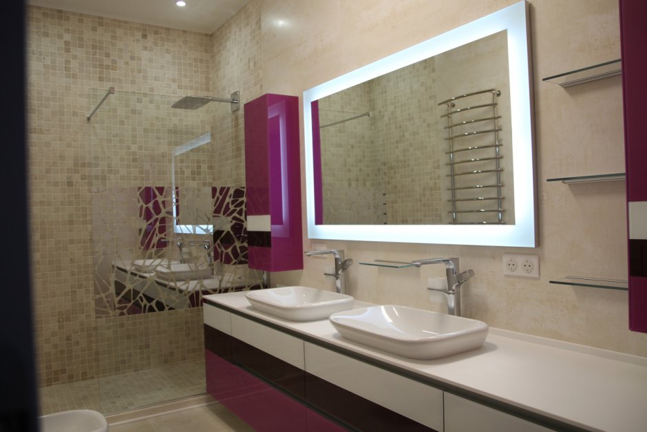 Розетка возле раковины в ванной