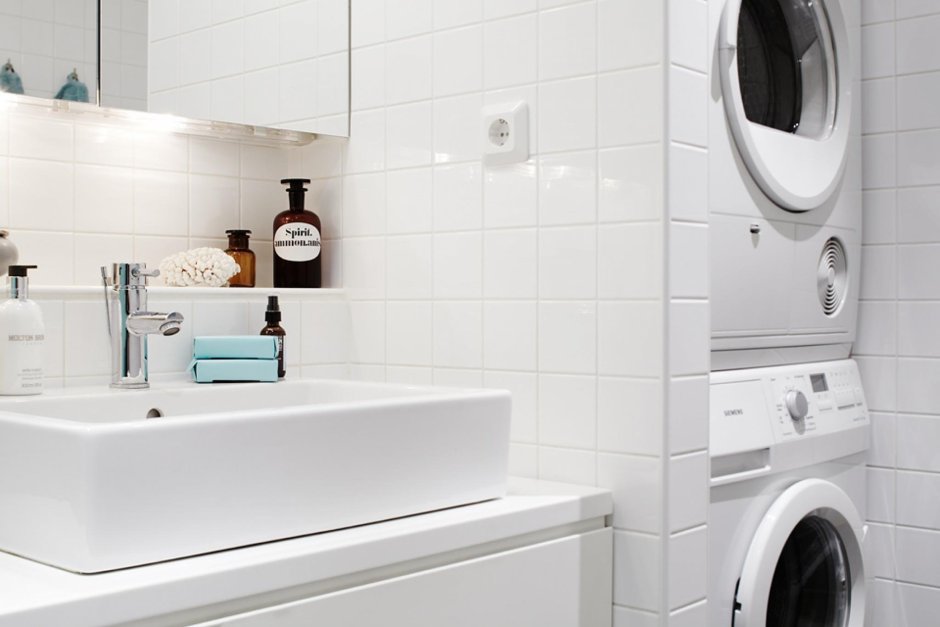 Розетка около раковины в ванной