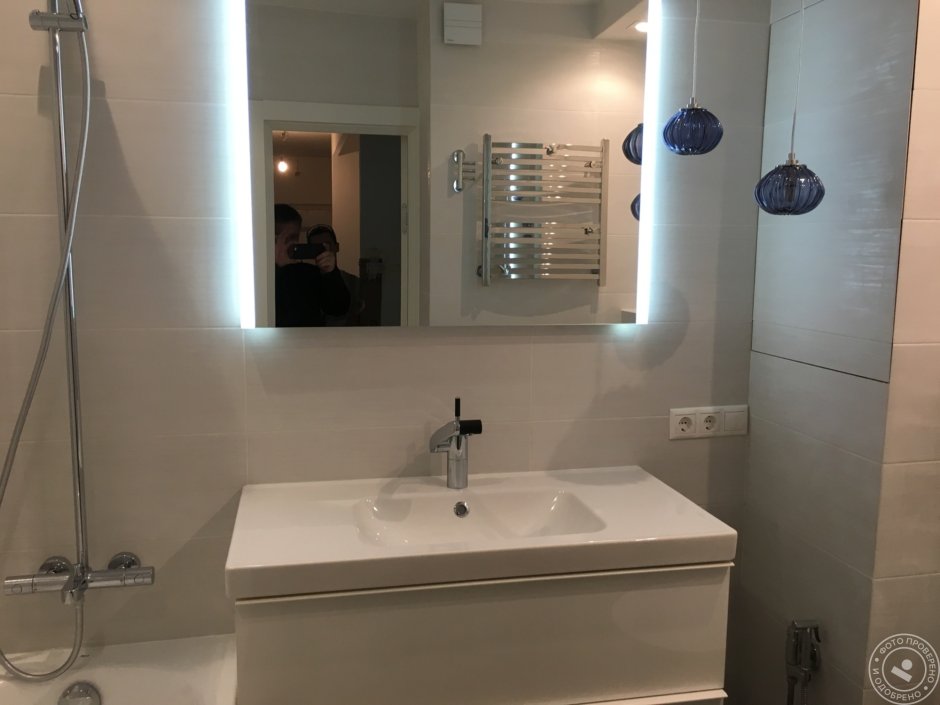 Розетка над раковиной в ванной