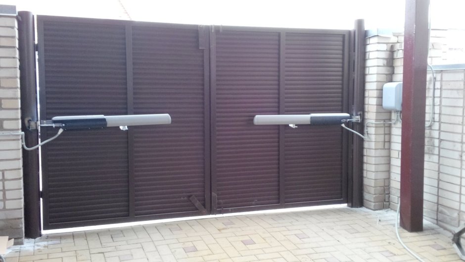 Распашные ворота с электроприводом Дорхан 2500