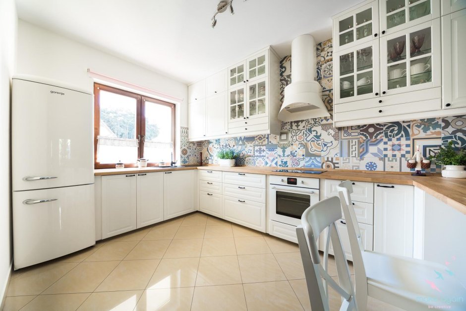 Белая кухня с фартуком пэчворк