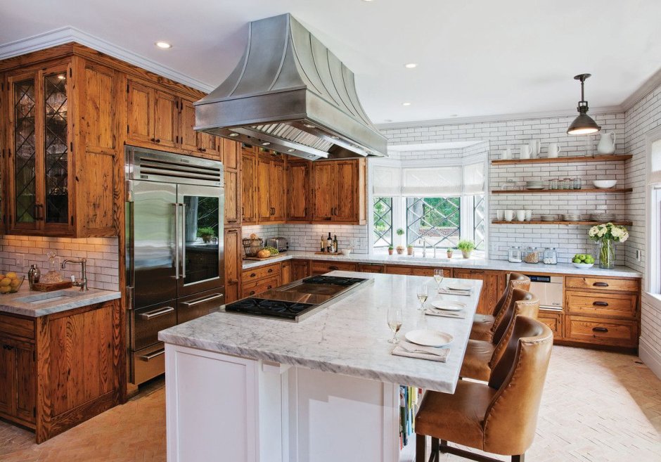 Кухня с островом в деревенском стиле