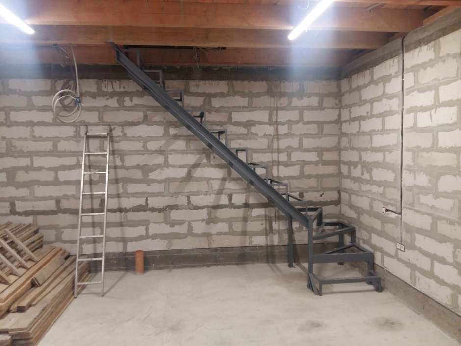 Лестница в гараже на второй этаж