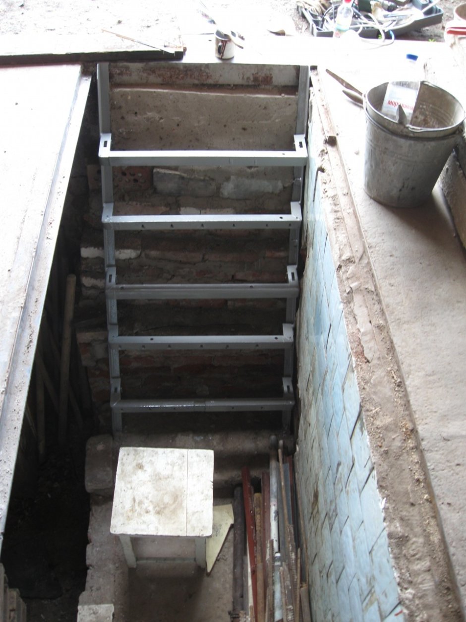 Лестница из металла и просечки в смотровую яму в гараже