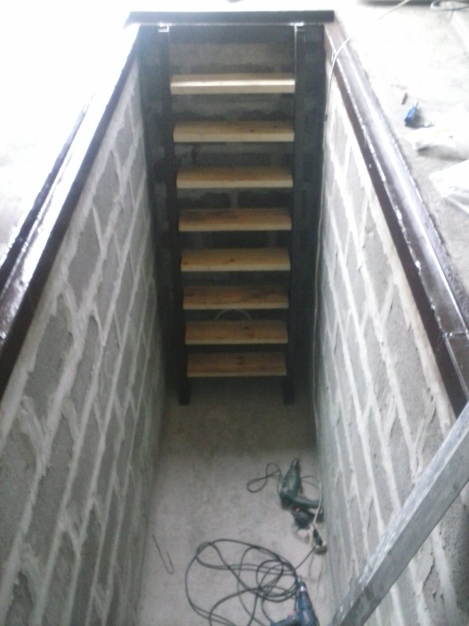 Лестница в смотровую яму в гараже