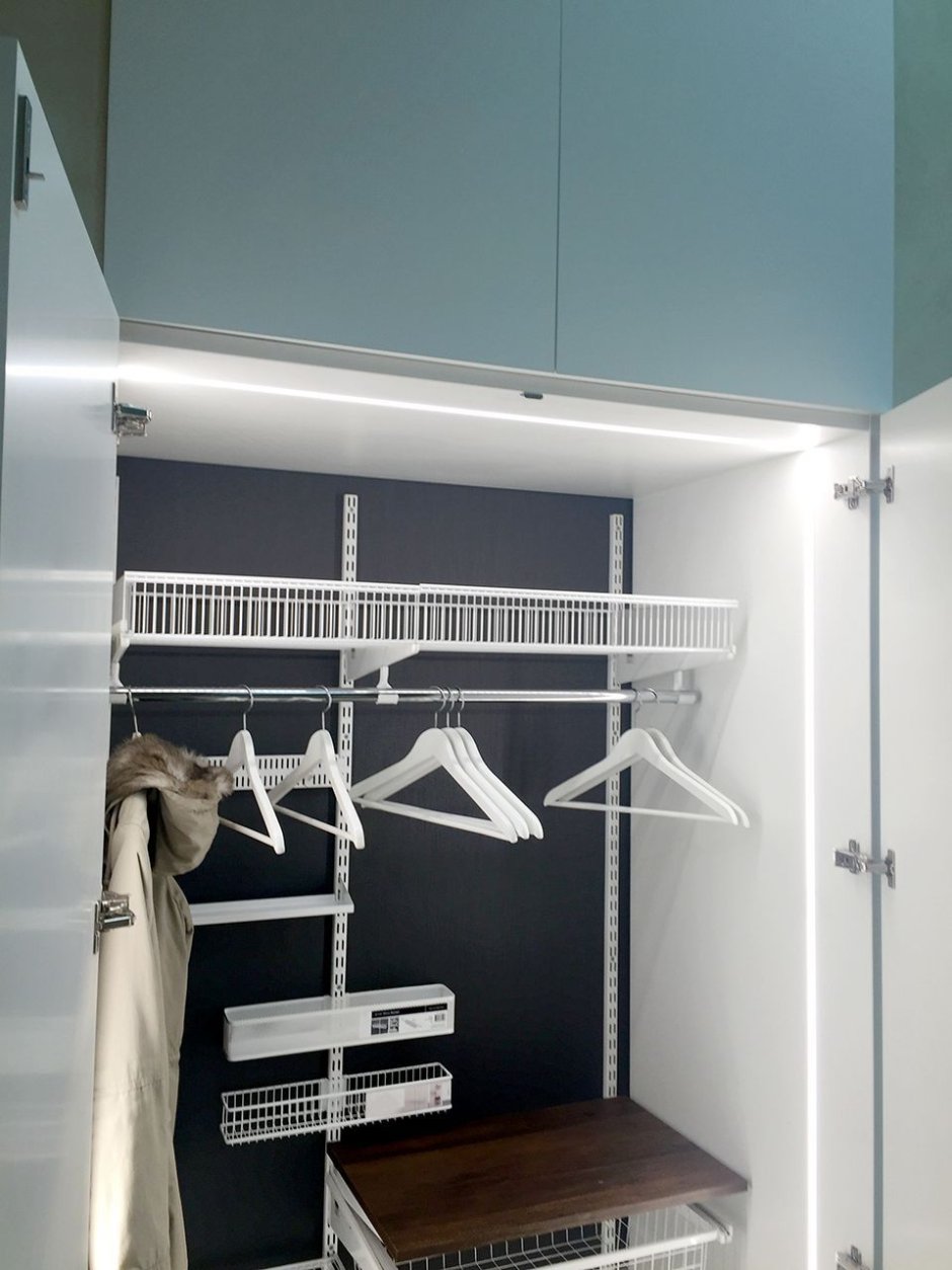 Вертикальная подсветка в гардеробной полки