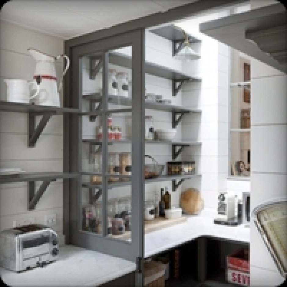 Стеллаж в торце кухни