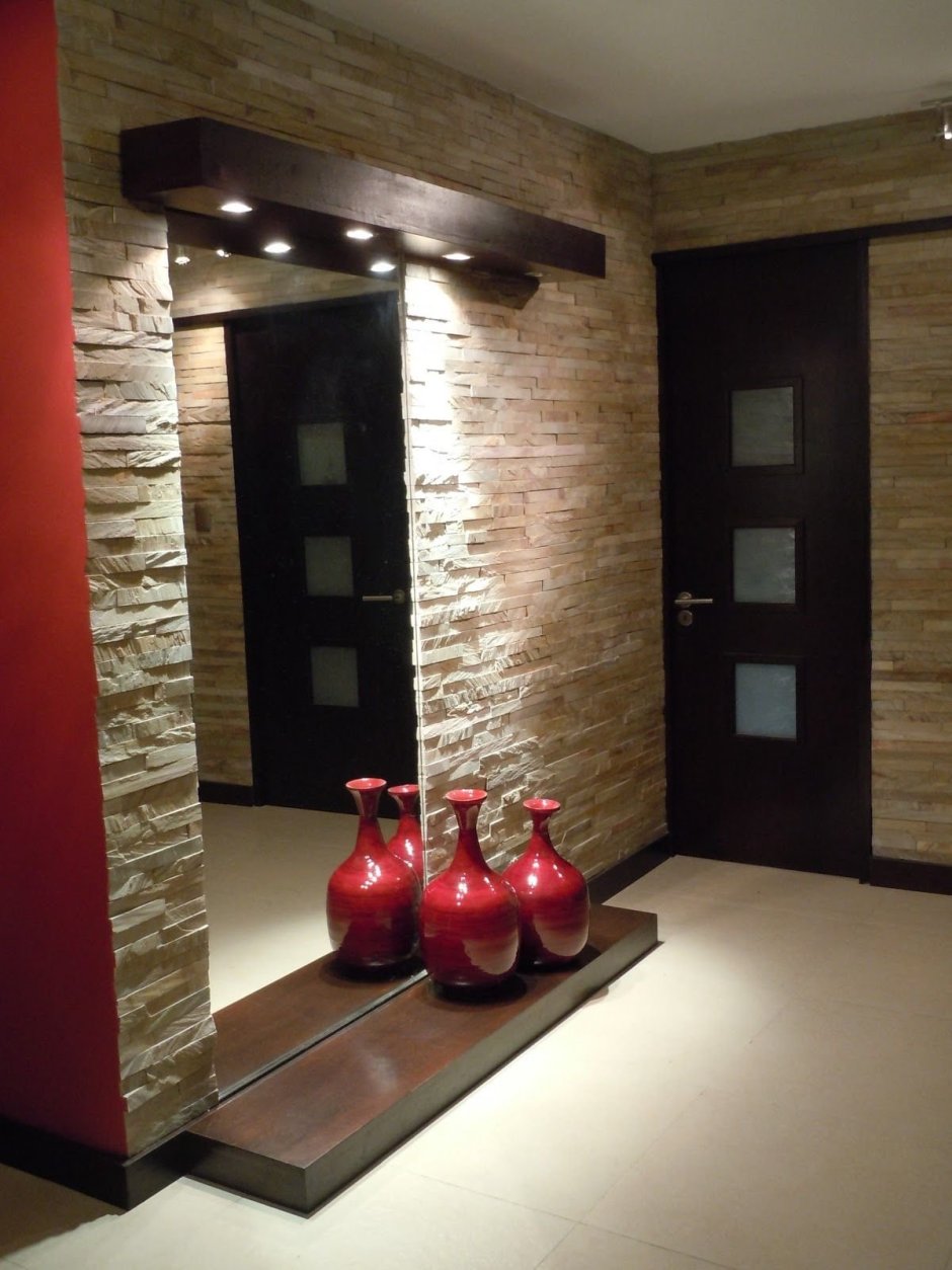 Декоративный камень в прихожей